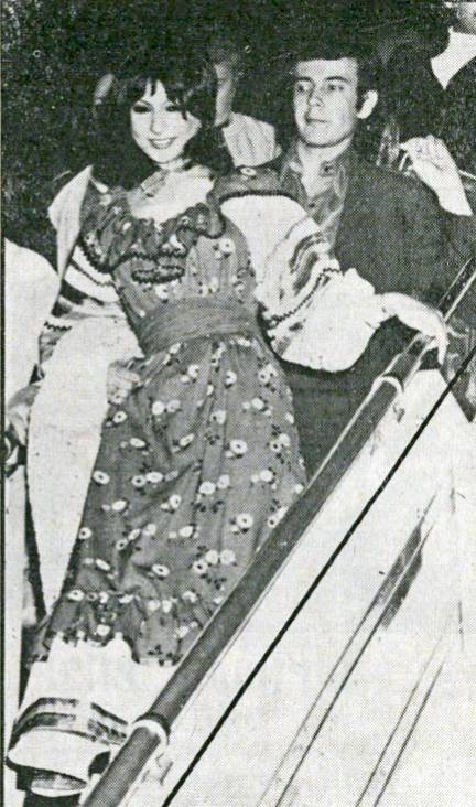 Esther Ofarim and her agent Rani Hirsch, arriving in Israel.